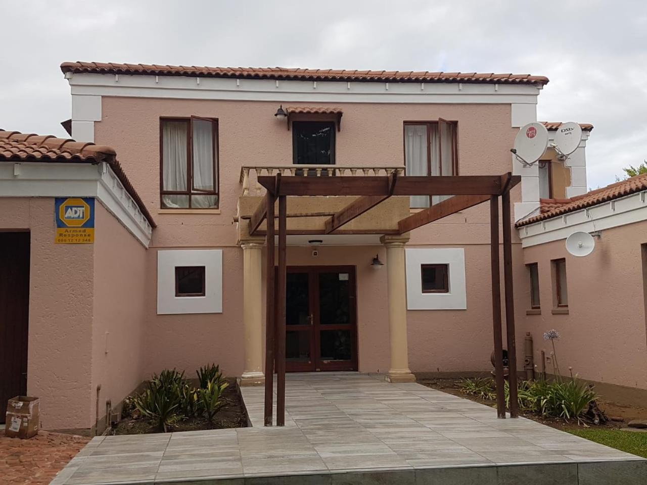 77 On Erica Apartman George Kültér fotó